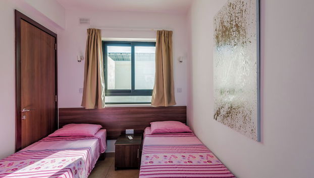 Blue Harbour – Seafront Self-Catering Holiday Penthouse – St Paul’s Bay - Foto 3, Zimmer