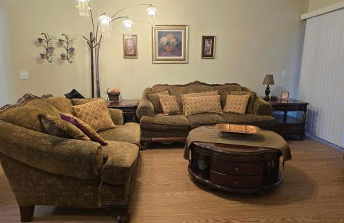 Entire 2-bedroom, 2 bath home with parking and newly renovated floors - Foto 9