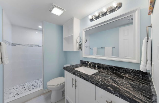 Modern Retreat, Block to Beach w Pool & Balcony - Foto 13