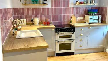No 3, apartment in the heart of Bridport, Dorset - Photo 4, stove, dishwasher, toaster