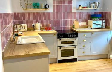 No 3, apartment in the heart of Bridport, Dorset - Photo 4