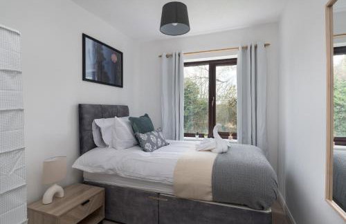 Large 5BR Home - Ideal for Contractors - Parking Available - Photo 18