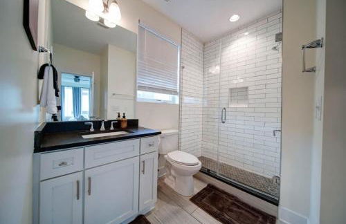 Luxe Townhome Rooftop Hot Tub Parking - Photo 53