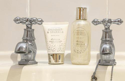 Beautiful City Centre Apartment with Free Parking, Fast-Wifi, SmartTV with Netflix and Private Garden by Yoko Property - Foto 20