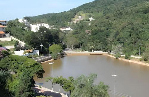 Espaçoso Flat com Varanda no Cavalinho Branco - Foto 27