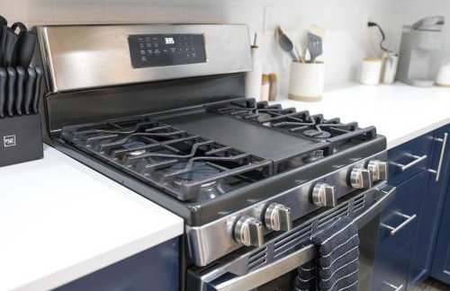 North End blue -Hot Tub - Fire Pit - Downtown -4BR - Photo 57