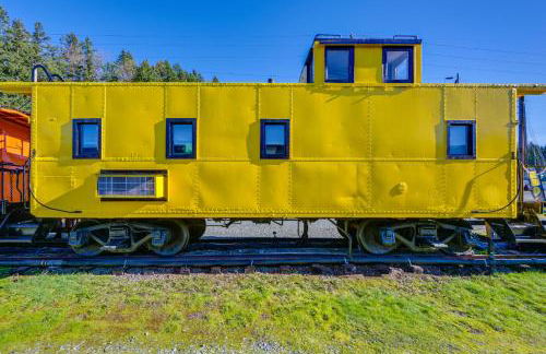 Couples Escape in Railcar, 13 Mi to Mount Rainier! - Photo 17