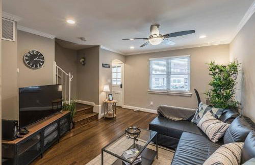 Beautiful 3br 2ba House with cozy backyard by CozySuites - Foto 2