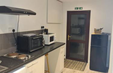 The Reading apartment with gardens, suitable for contractors - Photo 6