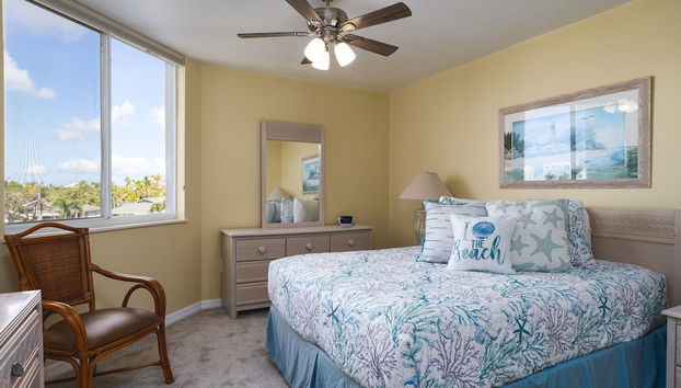 Immaculate Gated Community Condo - Just Across The Street From The Beach! 2 Bedroom Condo by RedAwning - Foto 2, Habitación