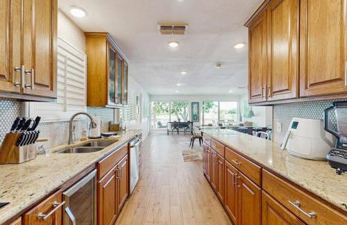 Waterfront Home with Kayaks, Game Room, Firepit, & Enormous Deck - Foto 12