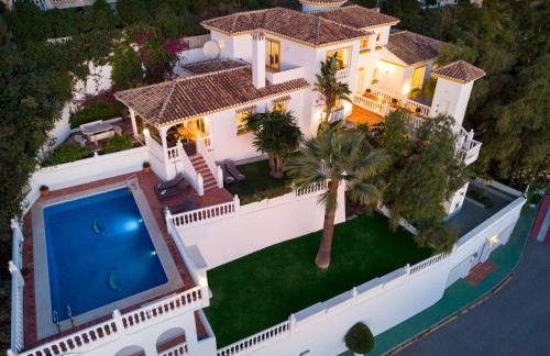 Large Family Villa 500m From Beach with Stunning Views - Photo 8