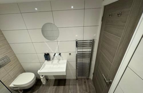 Southgate Luxury Apartments-Jaquzzi Bath-Private Parking- suitable for contractors - Foto 29