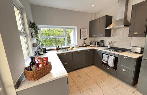 TAFFS MEAD HOUSE Central City Location, nr Stadium, Family Friendly! - Photo 3