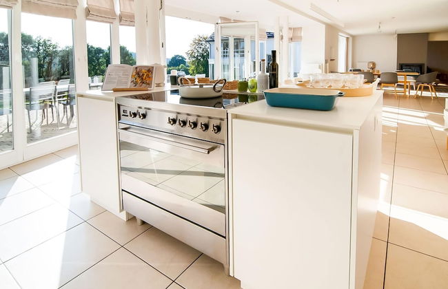 Luxurious Villa With Pool and Sauna, and Very Suitable for Culinary Workshops - Photo 10