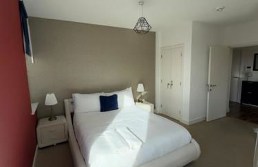 Modern 2 Bedroom Penthouse with Balcony & Parking - Foto 9