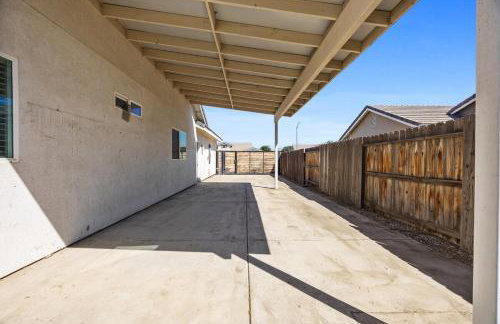 Spacious Home with Private Pool - Photo 24