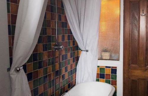 Beautiful, traditional 2 bed flat w free parking - Pass the Keys - Photo 45