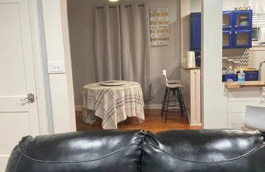 Charming Farmhouse Retreat near Downtown & University Modern Amenities, Fireplace & Porch! - Foto 23