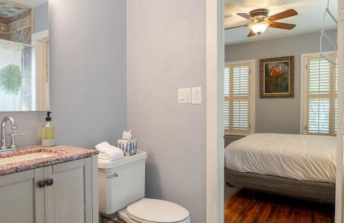 East ATX 3BR 2BA, Patio and Fire Pit Mins to Downtown by Austin Vacay - Foto 18