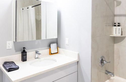 Stylish Two Bedroom Apartment with Free Indoor Parking - Foto 10