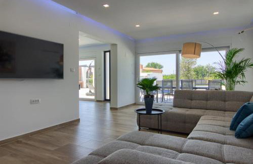 Luxury Villa with extra heated pool with hydromassage, biliard near town center and beach by WiiBuk - Foto 20