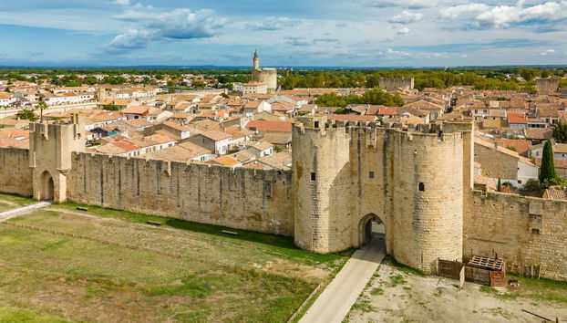 Vista aérea de la ciudad medieval amurallada de Aigues-Mortes