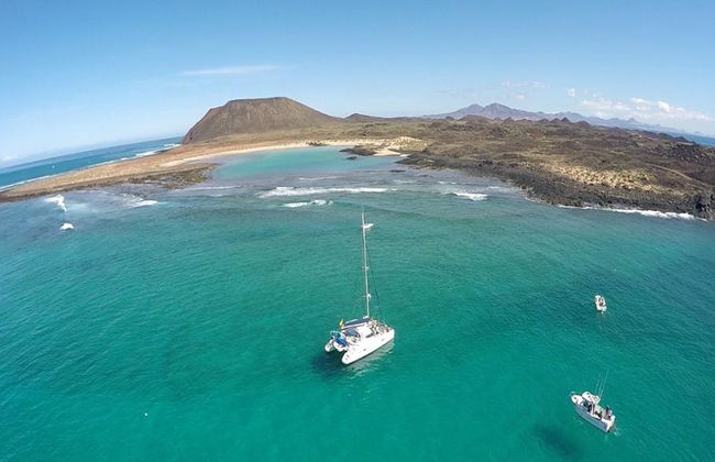 Navigation en catamaran vers l'île de Lobos au départ du port de Corralejo - Photo 1