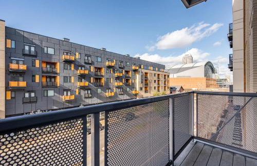 2BR Balcony Suite Gym & Pool Downtown at CityWay - Foto 22