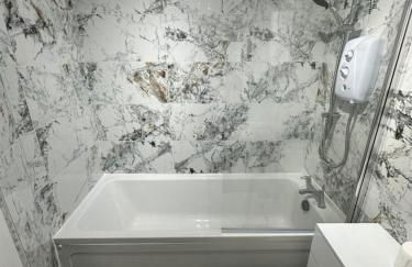 Modern 2 Bedroom House Near London City Airport, Excel, O2 & DLR with FREE Parking & Privet Entrance - Foto 24