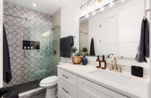 Heated Pool, Game Room, Outdoor Movies, Mins to Downtown, Sleeps 14 - Foto 9