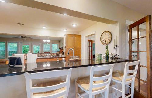 Steps to Crystal Lake! Group Getaway with Hot Tub - Foto 8