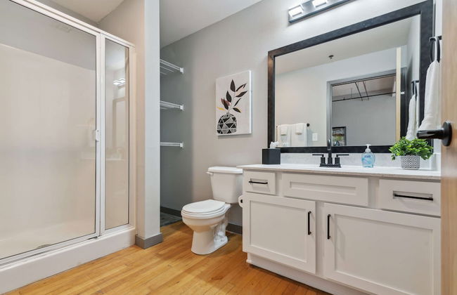 Spacious 2BR Downtown Retreat - Photo 48