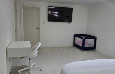 8 Bedroom House Sleeps 20 - Private Garden - Foto 27