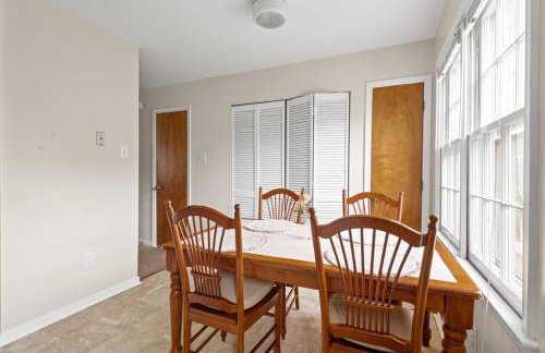 Prime Location 2 BR Oasis with Washer and Dryer - Foto 26