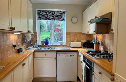 Seaview House, lovely ground floor flat with garden, minutes walk to beach - Photo 6