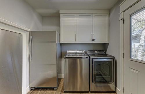 Lakefront Family Home for 12 w Picturesque Views & Patio - Foto 17