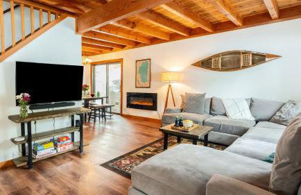 Minutes to Skiing & Lake Hot Tub, Fire Pit, Deck Indigo Owl by Avantstay - Foto 14