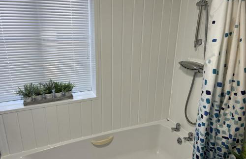 2 Bed Apt with free parking on driveway and free Wi-Fi - Photo 24