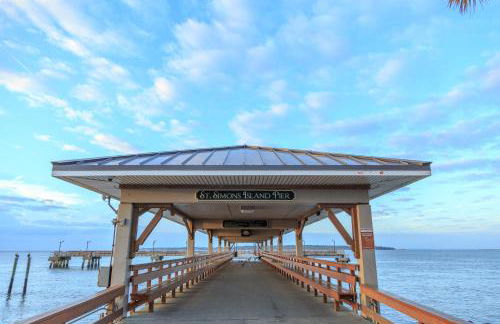 Charleston-style cottage w/ lovely decks, steps to the beach & pools - Foto 36
