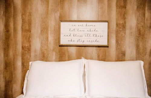 Rustic Chic Alabama Cabin w Loft Fire Pit Pet Friendly Fenced Yard Lake Guntersville - Coco Chateau - Foto 23