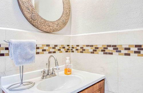 My Cozy Duplex A in the Heart of West Side - Foto 26