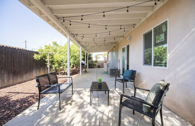 Elegant Retreat Modern Comforts, Prime Location - Photo 44