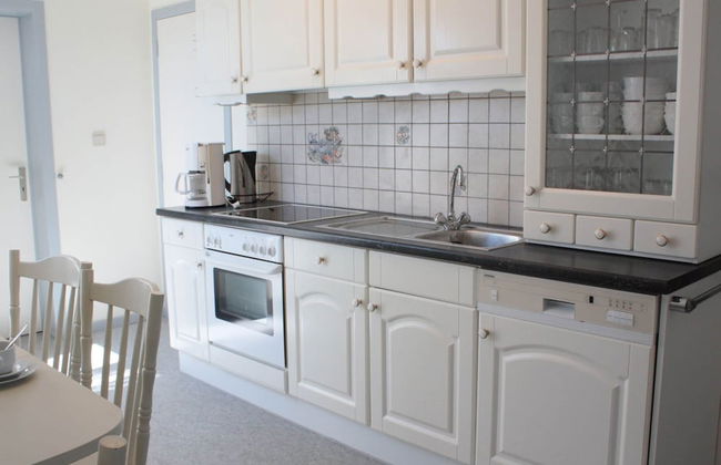 Modern Stay With Hot Tub - Photo 5