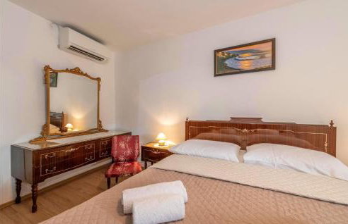 Amazing Home In Erzisce With Jacuzzi - Foto 23