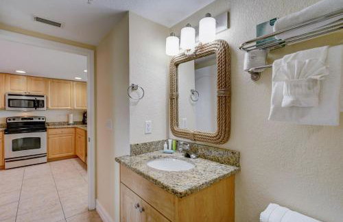 Spacious 2BR Oasis Steps to Treasure Island Beach - Foto 29