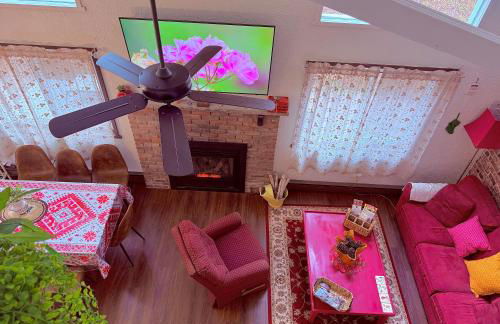 WOW!! Ultimate Pocono Retreat Hot Tub, Game Room, Fire Pit, Near Lakes & Hiking! - Foto 13