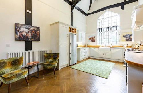 Dorney Windsor Legoland 5 Star Stay for upto 14 guests - Photo 12