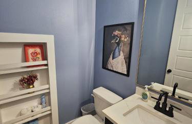 Black House - Downtown Elegance with HotTub and King Beds - Foto 51