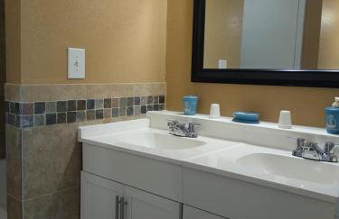 Affordable Two Bedroom Tropical Condo - Private Beach, Pools, Hot Tub - Foto 17